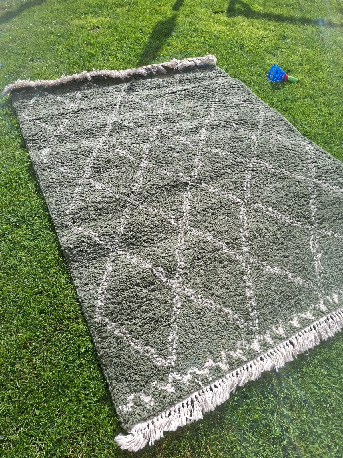 Groen vloerkleed met wit patroon