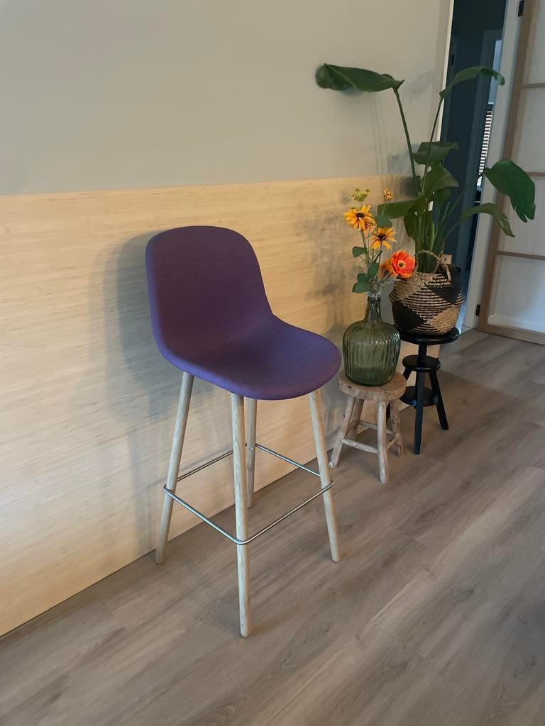 Hay neu 12 barstool high paars met houten poten, Huis en Inrichting, Barkrukken, Ophalen, Met voetsteun, 60 tot 90 cm, Zo goed als nieuw