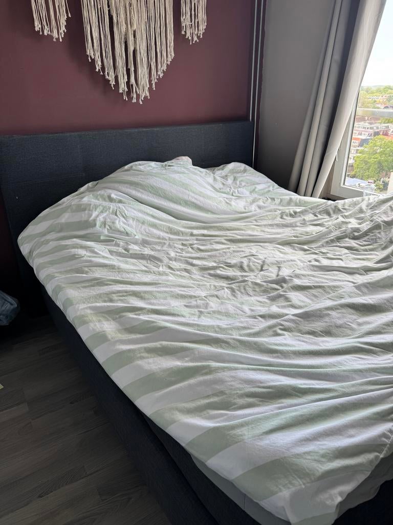 Grijze boxspring 1.60m breed met matras en topper, Ophalen, Zo goed als nieuw, Tweepersoons, 160 cm