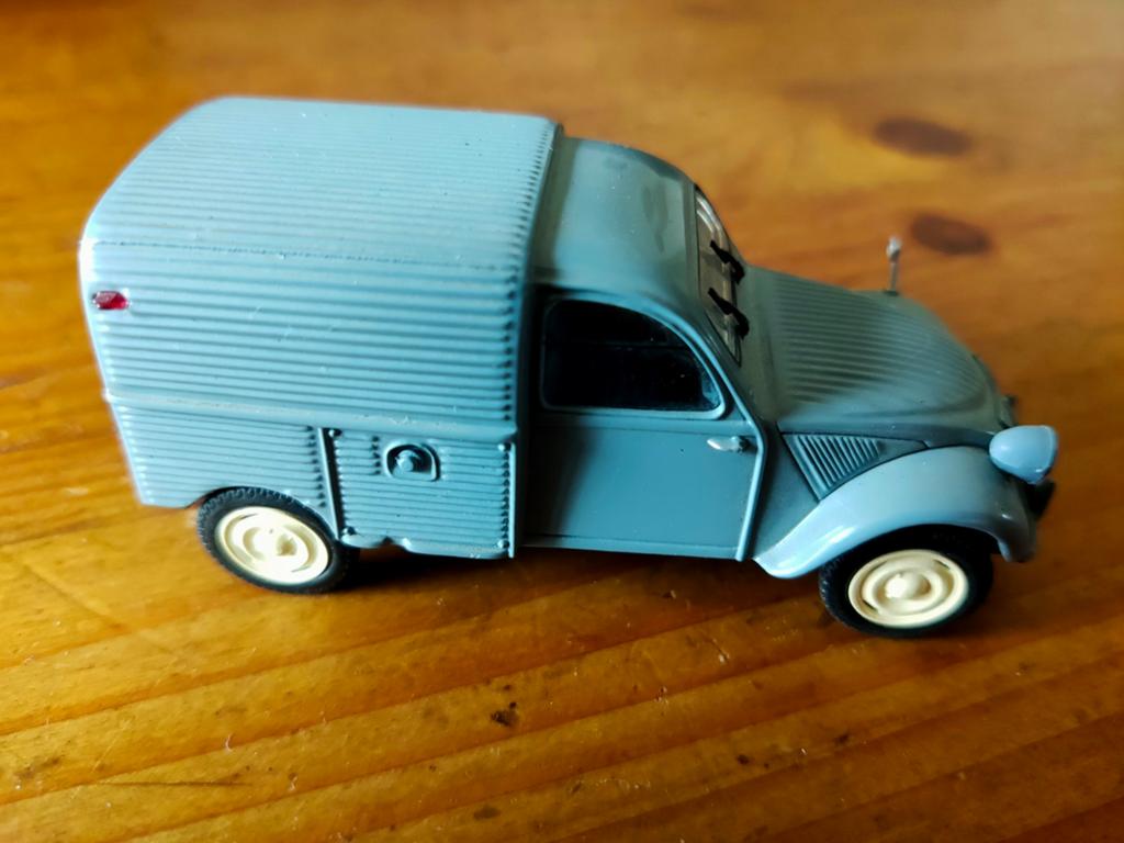 Citroën 2CV fourgonnette 1955 1:43 Universal Hobbies nr75, Hobby en Vrije tijd, Modelauto's | 1:43, Ophalen of Verzenden, Gebruikt