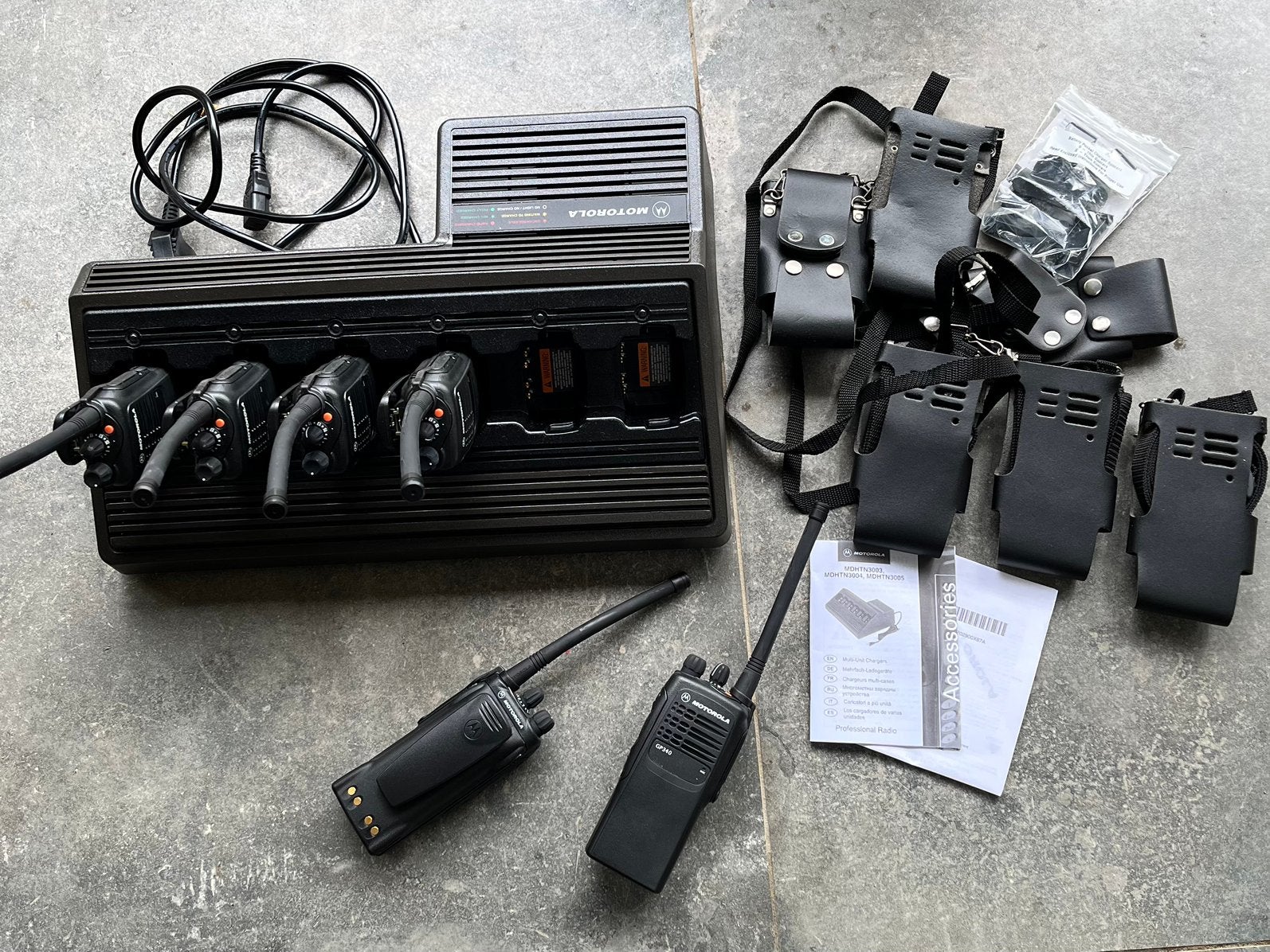 6 Motorola GP340 portofoons met oplaadstation en draagtasjes, Ophalen of Verzenden, Zo goed als nieuw