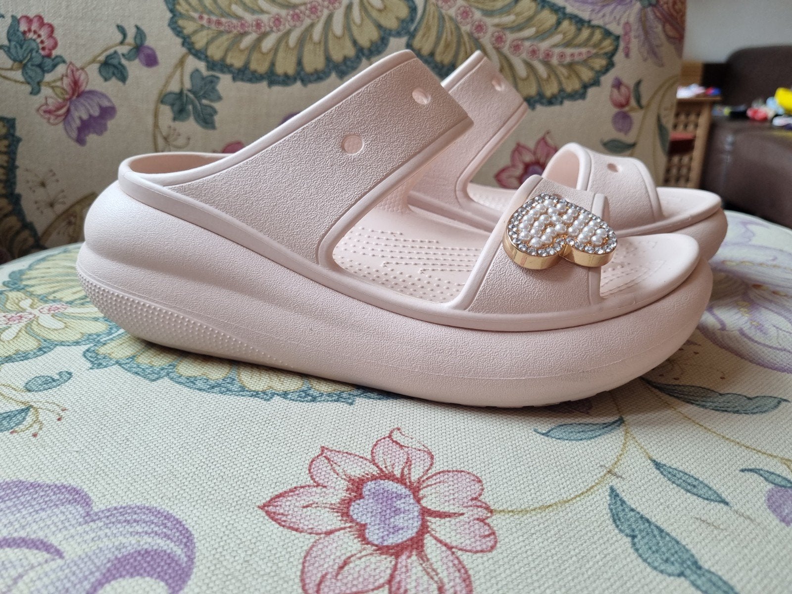 Roze Crocs sandalen met hartje - Maat 37/38, Zo goed als nieuw, Crocs, Roze, Sandalen of Muiltjes