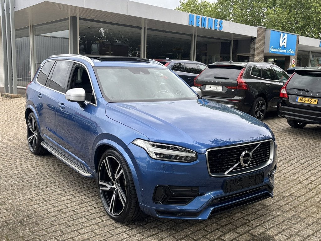 Volvo XC90 T8 AWD R-Design B&W HeadUp Luchtvering Pano DAB, Auto's, Volvo, Blauw, 7 stoelen, Bedrijf, Hybride Elektrisch/Benzine