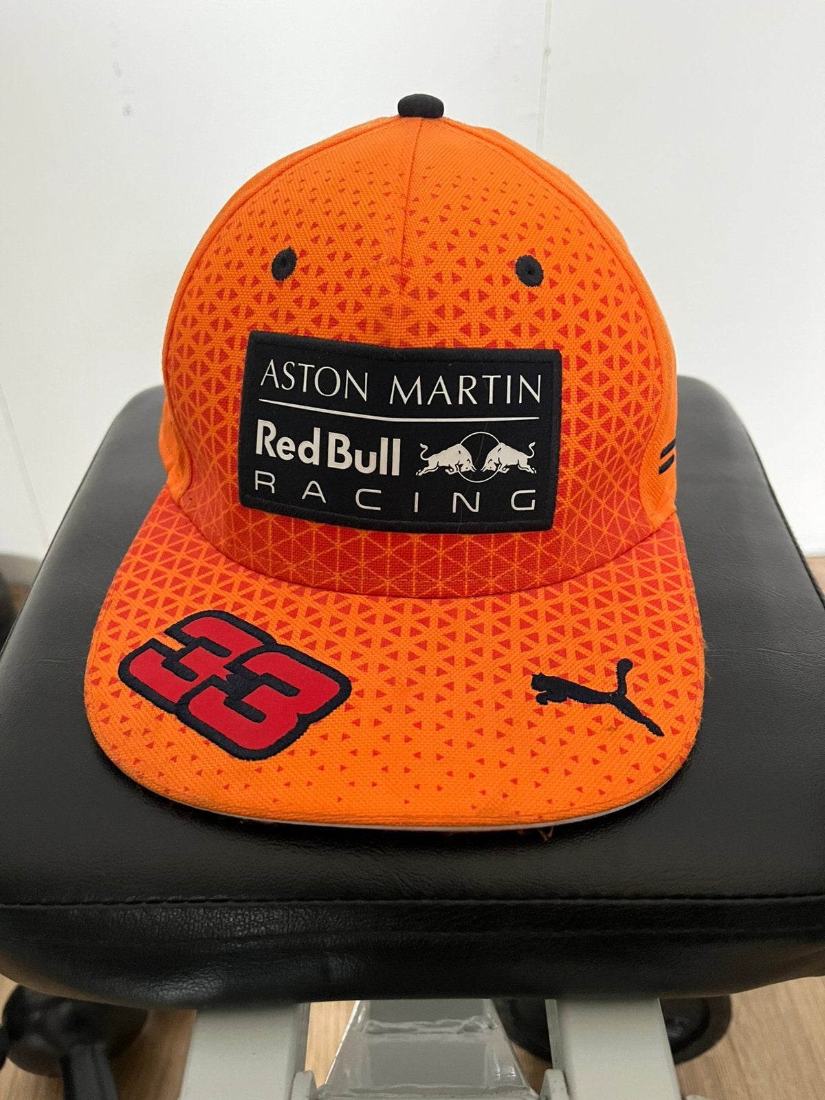 Aston martin Red Bull Racing pet, Ophalen of Verzenden, Zo goed als nieuw