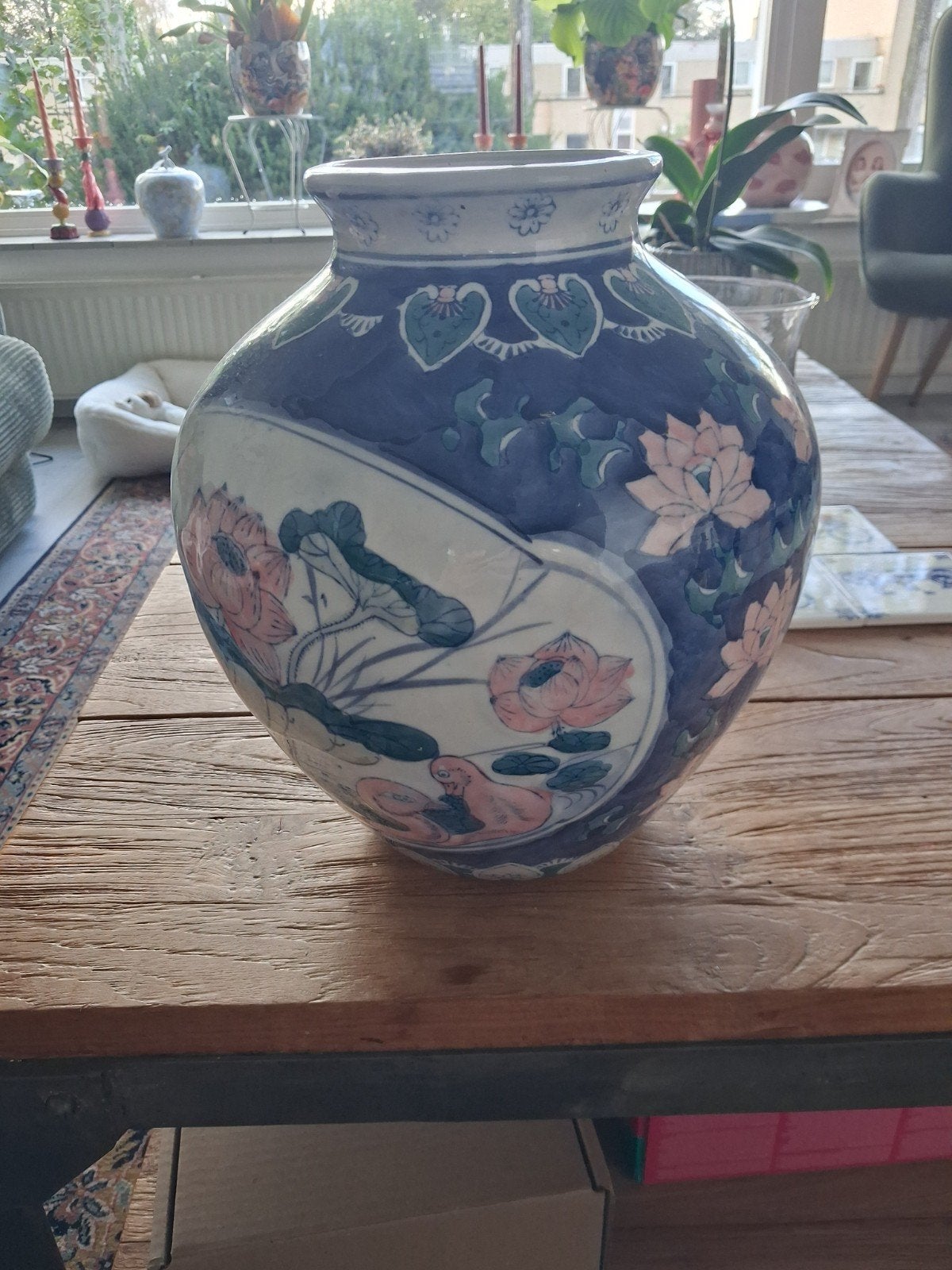 Grote Chinese Vaas met Handgeschilderde Lotusbloemen, Antiek en Kunst, Ophalen of Verzenden