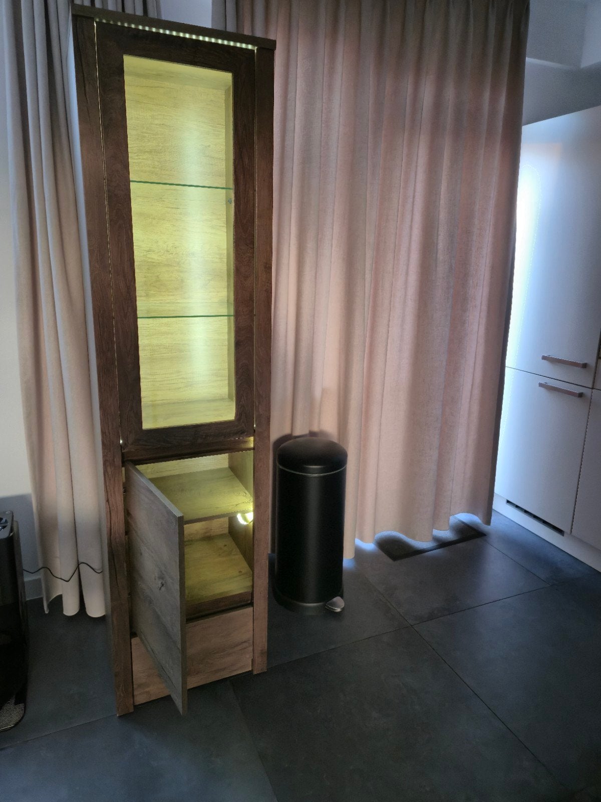 vitrinekast met verlichting, Huis en Inrichting, Kasten | Vitrinekasten, Ophalen, 50 tot 100 cm, Zo goed als nieuw, 150 tot 200 cm