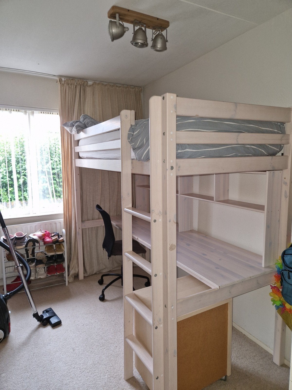 Hoogslaper met bureau en opbergruimte - Wit gebeitst, Huis en Inrichting, Gebruikt, Eenpersoons, 210 cm, Ophalen of Verzenden