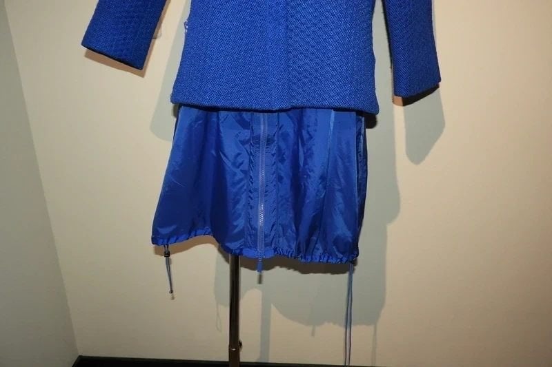 Moncler kobalt blauwe jas apart model langer deel onder S, Moncler, Zo goed als nieuw, Maat 36 (S), Verzenden