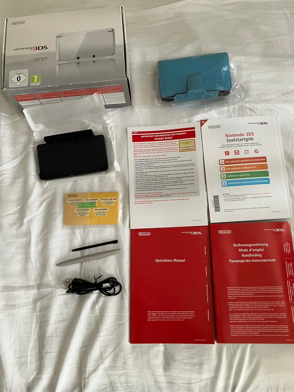 Nintendo 3DS Wit incl. doos en papieren, oplaaddock en hoes, Spelcomputers en Games, Spelcomputers | Nintendo DS, Gebruikt, Overige modellen