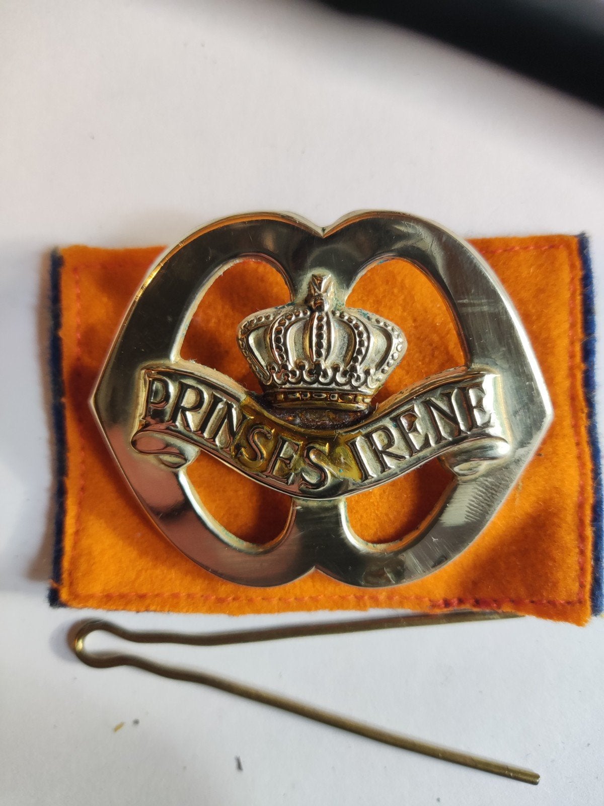 Prinses Irene Brigade, koperen oud embleem, Verzamelen, Ophalen of Verzenden, Landmacht, Nederland, Embleem of Badge