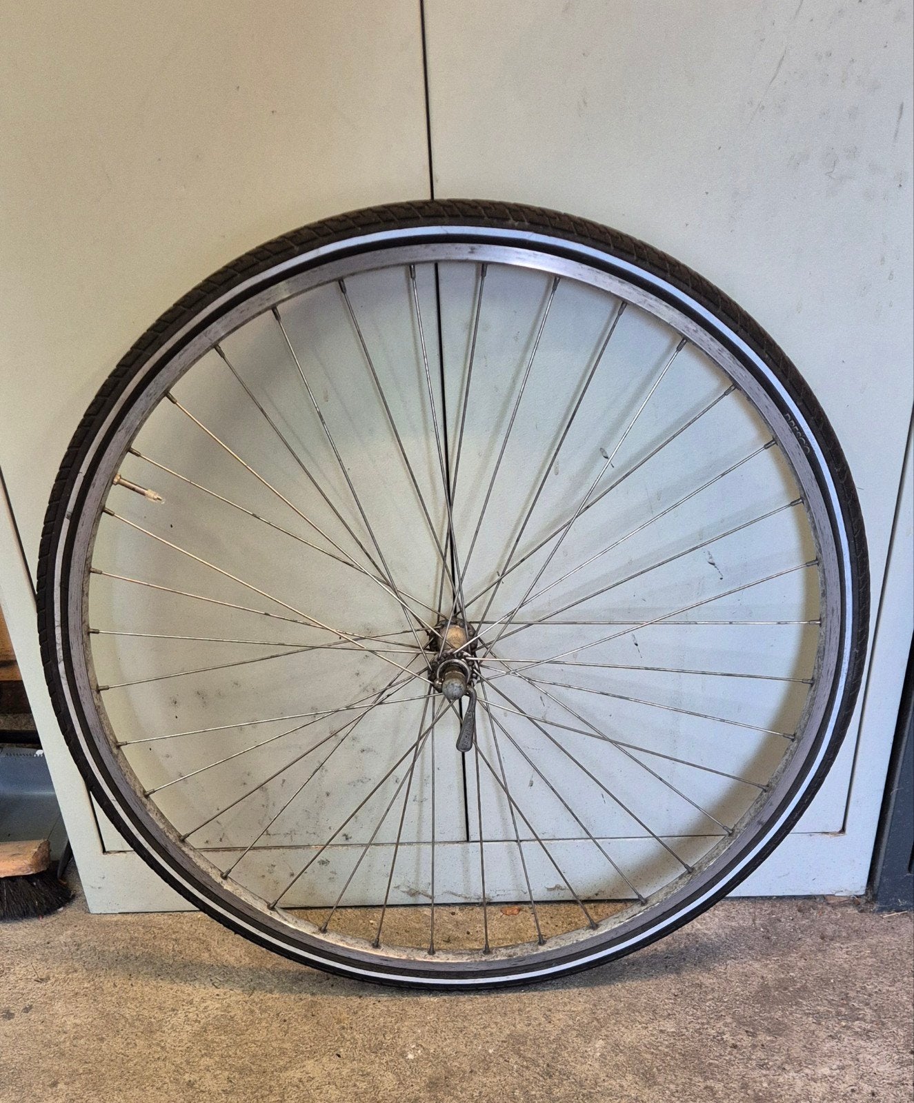 Te koop: 28 inch voorwiel met snelspanner & Dresco band
.
Be, Ophalen, Toerfiets, Wiel, Aluminium
