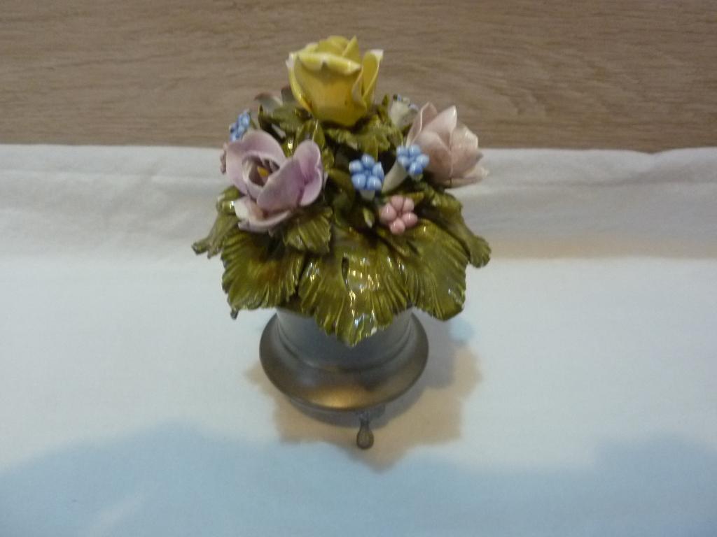 tinnen vaasje met porselein bloemen,, Ophalen of Verzenden