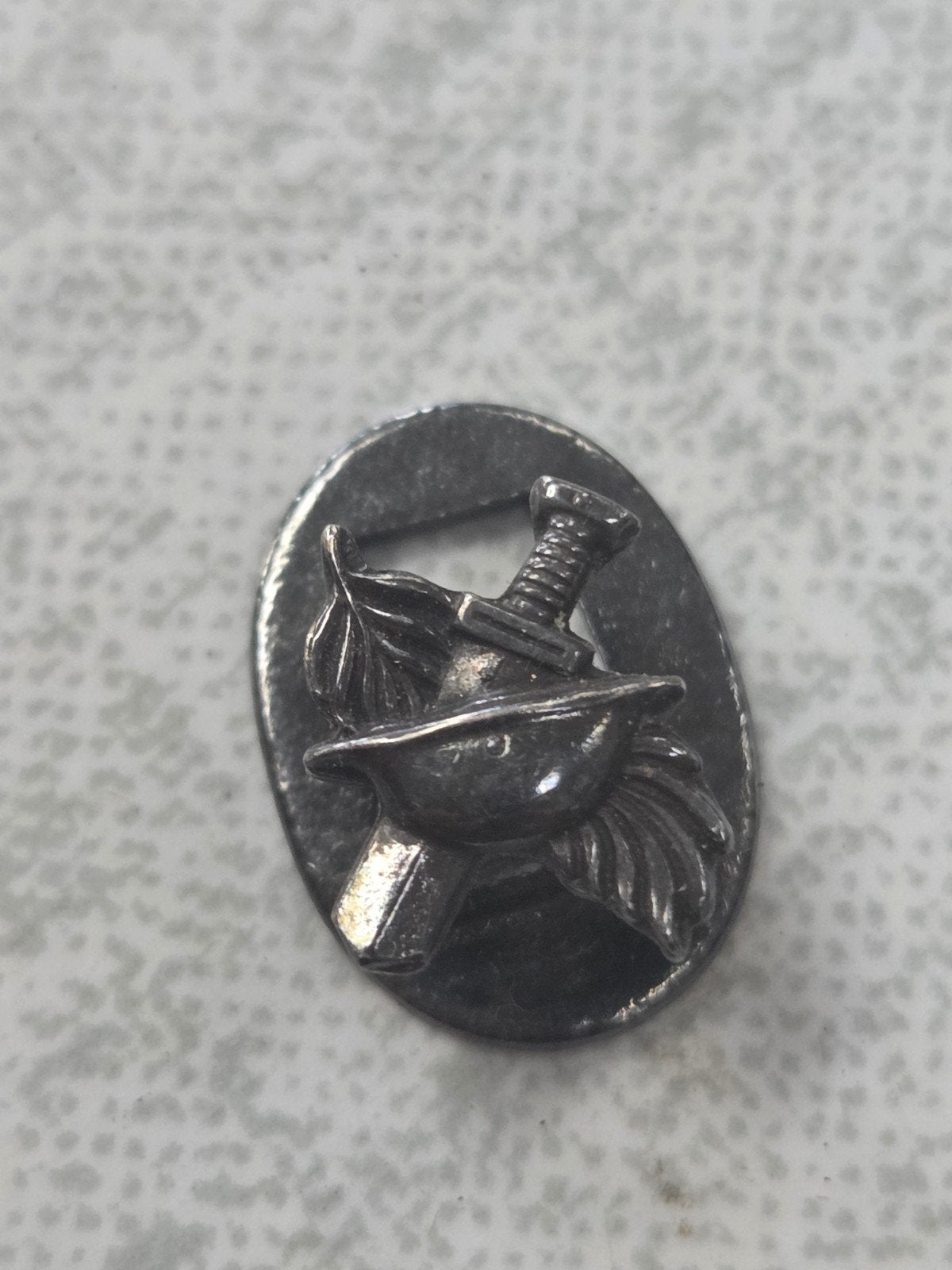 Vintage Speldje Zwaard en Hoed, Ophalen of Verzenden, Gebruikt, Overige onderwerpen, Speldje of Pin