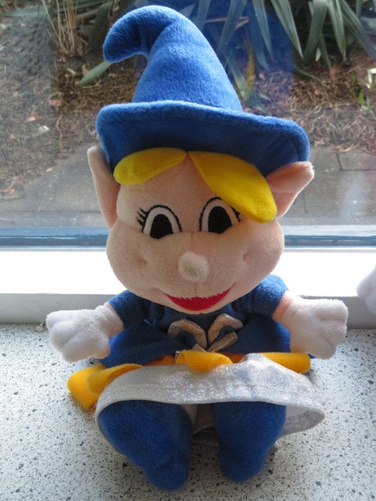 Heks pop Carabouille mascotte van CAPFUN blauwe uitvoering, Overige typen, Ophalen of Verzenden, Zo goed als nieuw, Wasbaar