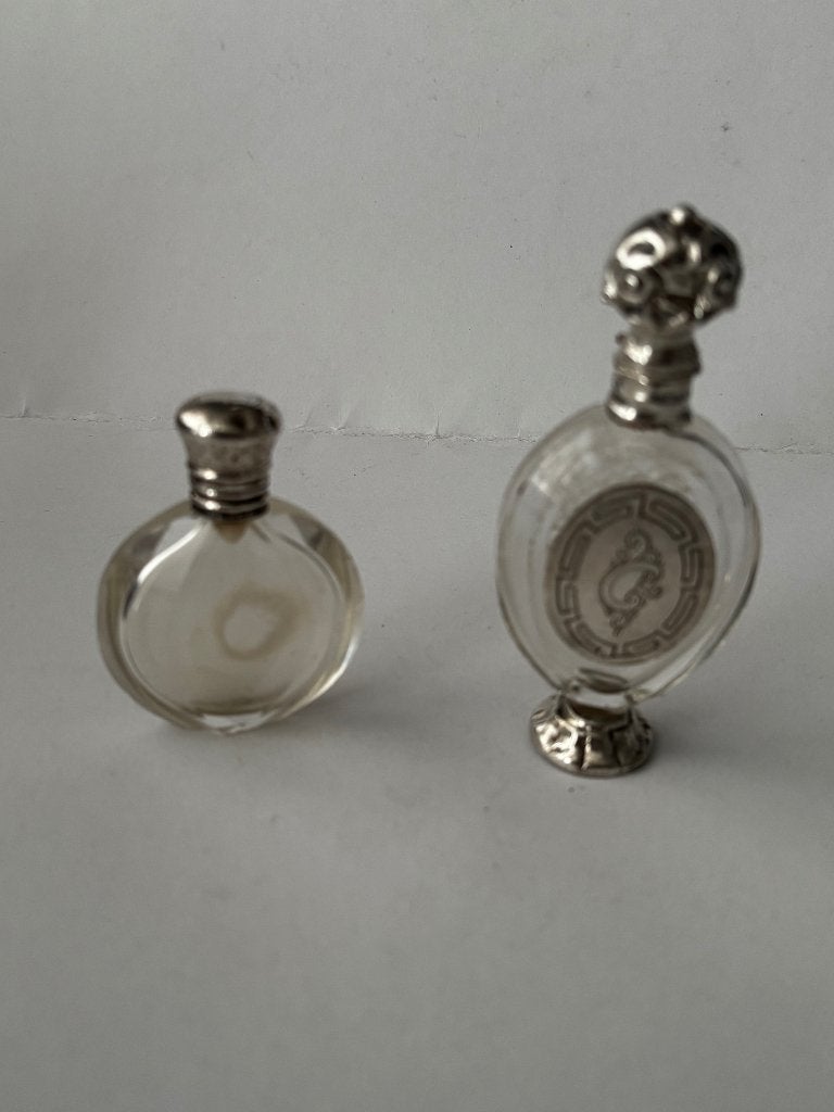 2 Hollandse parfumflesjes met zilveren dop en stopje, Ophalen of Verzenden, Zilver