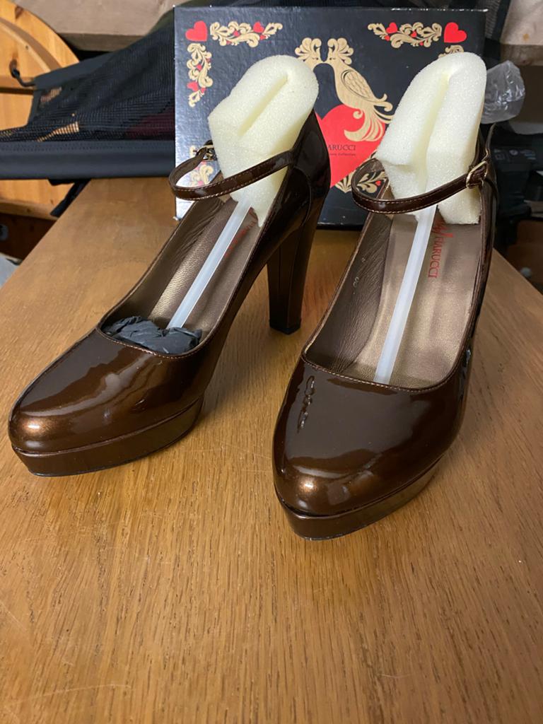 Nina Fiarucci Bruine Lak Pumps - Maat 42, Kleding | Dames, Pumps, Bruin, Nieuw, Ophalen of Verzenden