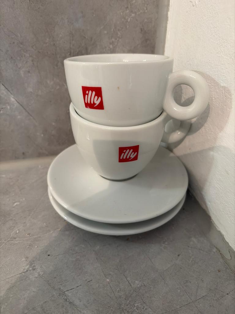 Illy espresso kopjes met schotels - 2 stuks, Verzenden, Zo goed als nieuw, Effen, Kop(pen) en/of Schotel(s)