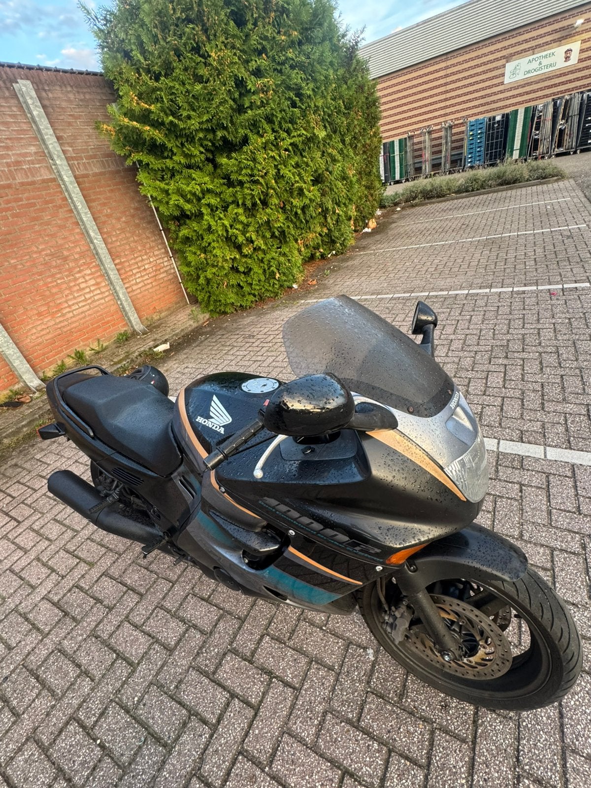 Honda 1000f, Verzenden