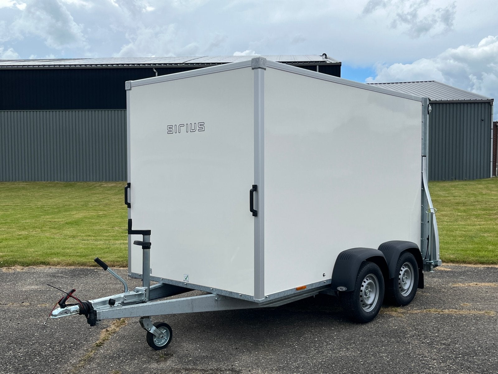 DEMO Sirius G130 gesloten aanhanger met laadklep en zijdeur, Ophalen, Zo goed als nieuw