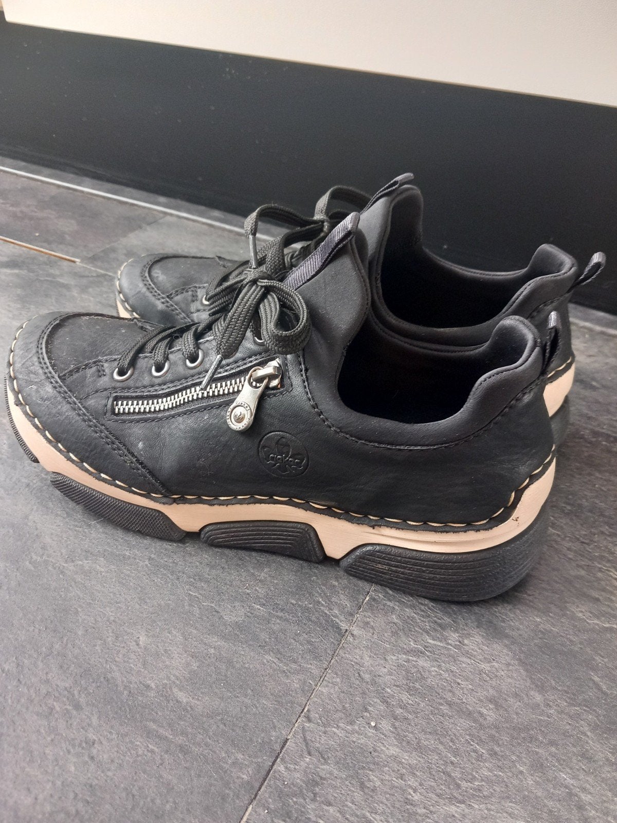 Rieker sneakers, Ophalen