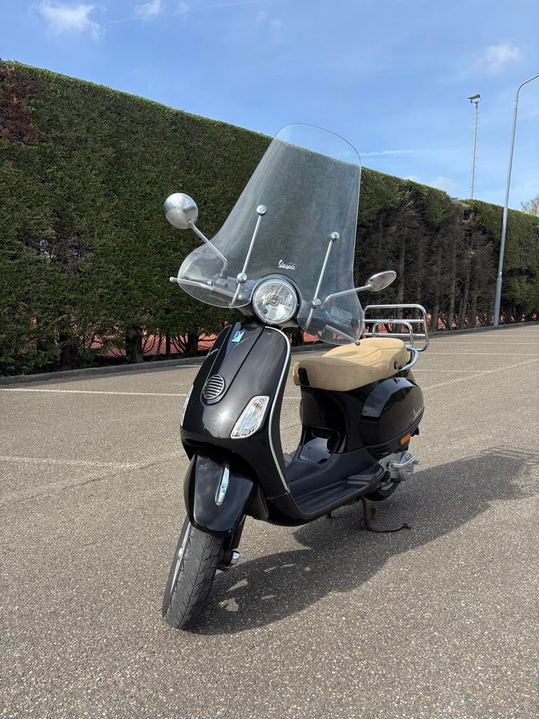 Vespa LX50 4-takt uit 2010 - Heeft gebruikerssporen, Fietsen en Brommers, Scooters | Vespa, Ophalen, Gebruikt, Benzine, 50 cc