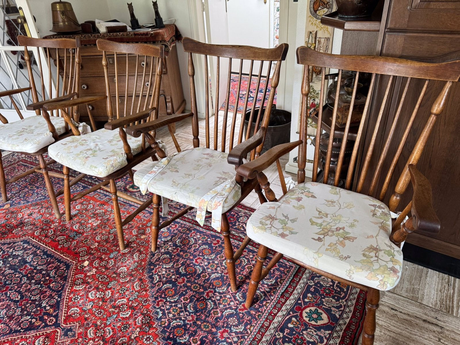 Zes stuk comfortabele spijlenstoelen met armleuningen eiken, Huis en Inrichting, Ophalen