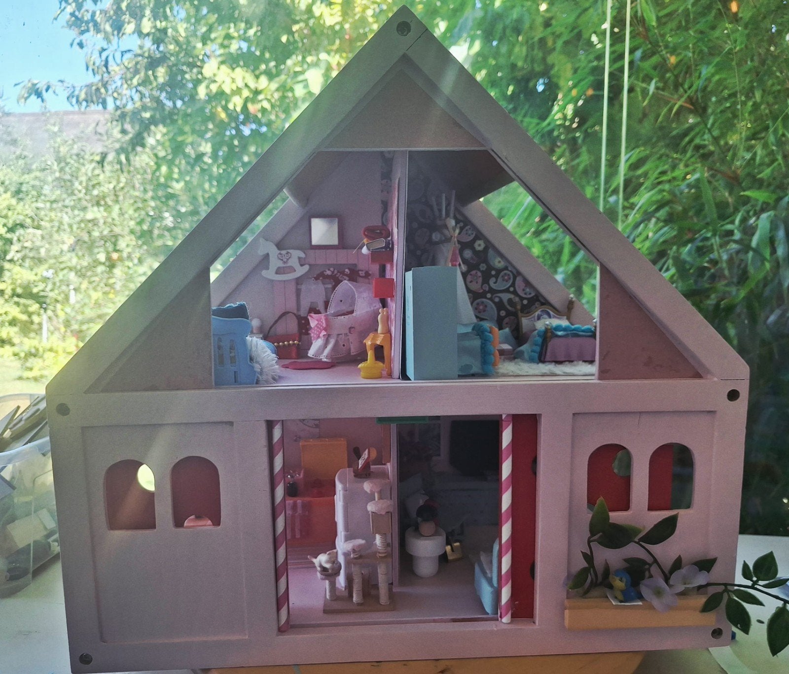 Compleet poppenhuis met meubels en accessoires, Ophalen of Verzenden, Zo goed als nieuw, Poppenhuis