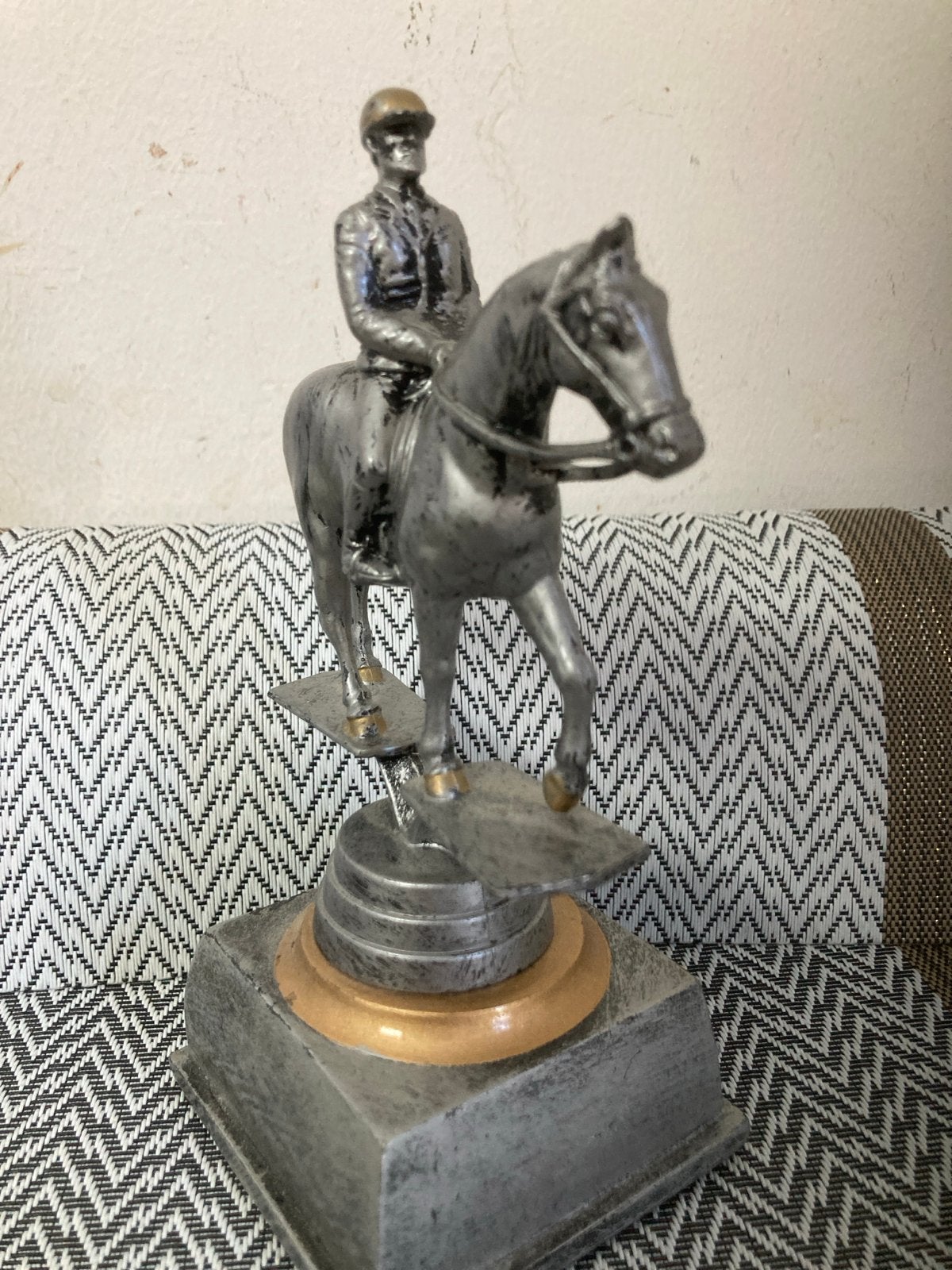 Jockey op Paard Beeldje - 14 cm hoog, Ophalen of Verzenden, Gebruikt, Dier