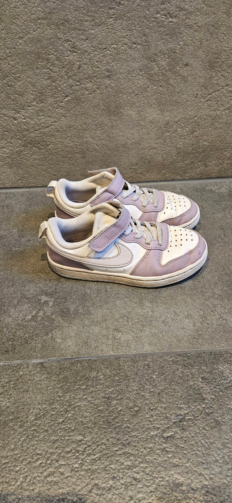 Meisjes Nike sneakers lila wit maat 31, Gebruikt, Meisje, Sportschoenen, Ophalen of Verzenden
