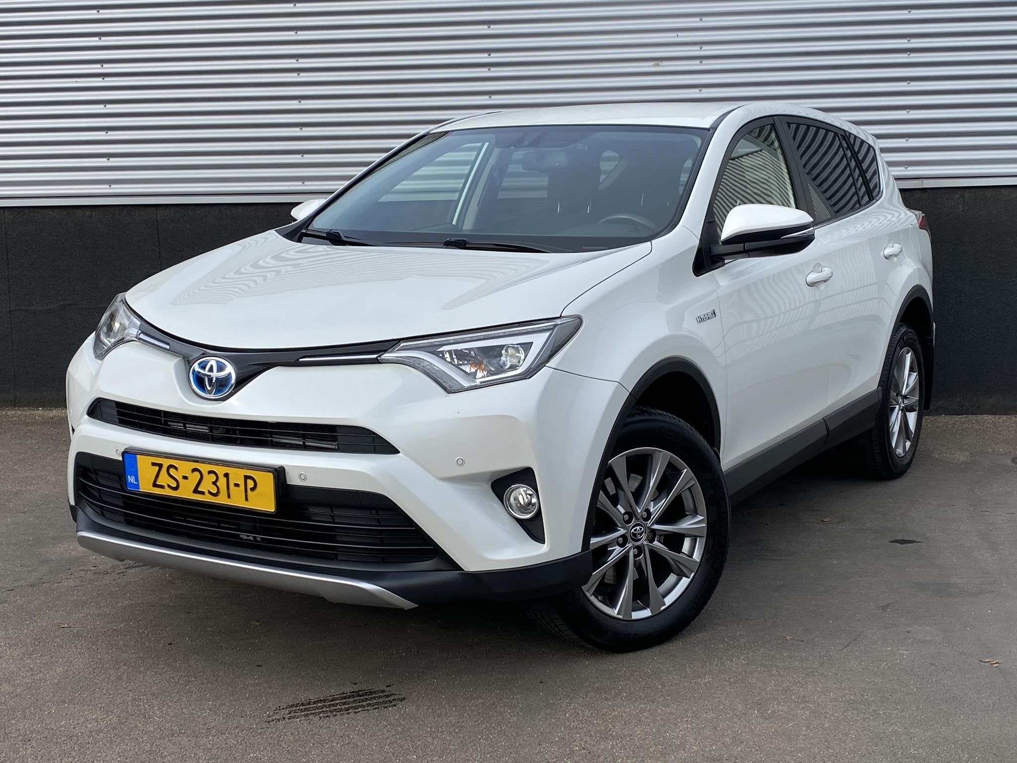 Toyota RAV4 2.5 Hybrid Style Trekhaak, navigatie, stoelverwa, Auto's, Gebruikt, Euro 6, Wit, Bedrijf