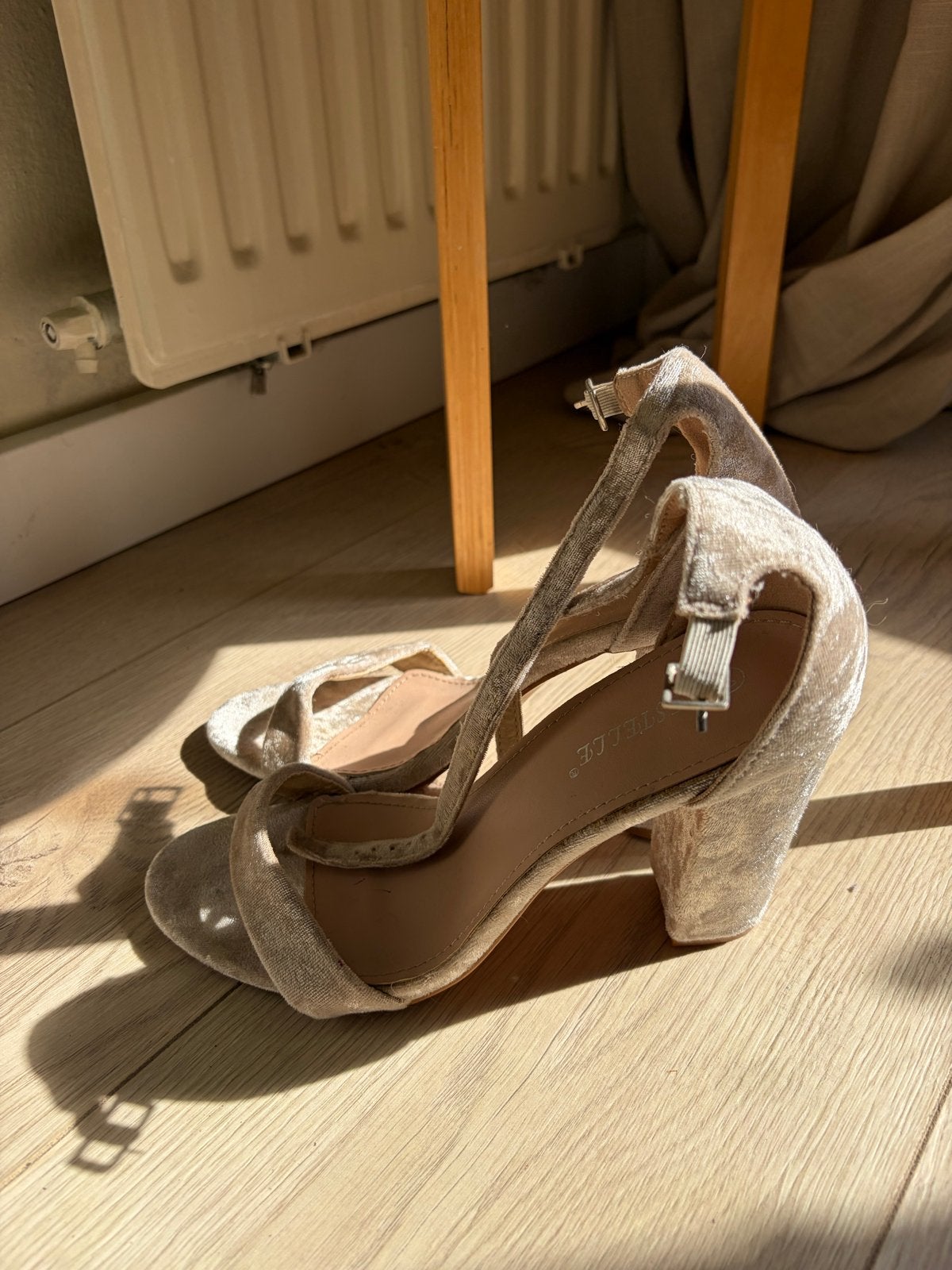 Velvet Hakken - Bestelle - maat 40, Kleding | Dames, Ophalen of Verzenden, Gedragen, Beige, Schoenen met hoge hakken