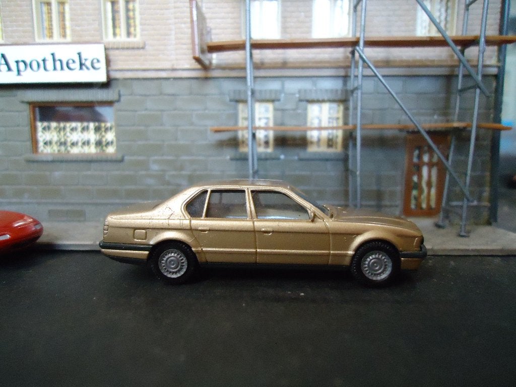 BMW E32 7-serie 735i - Herpa goudmetallic, Ophalen of Verzenden, Zo goed als nieuw, Auto, Herpa
