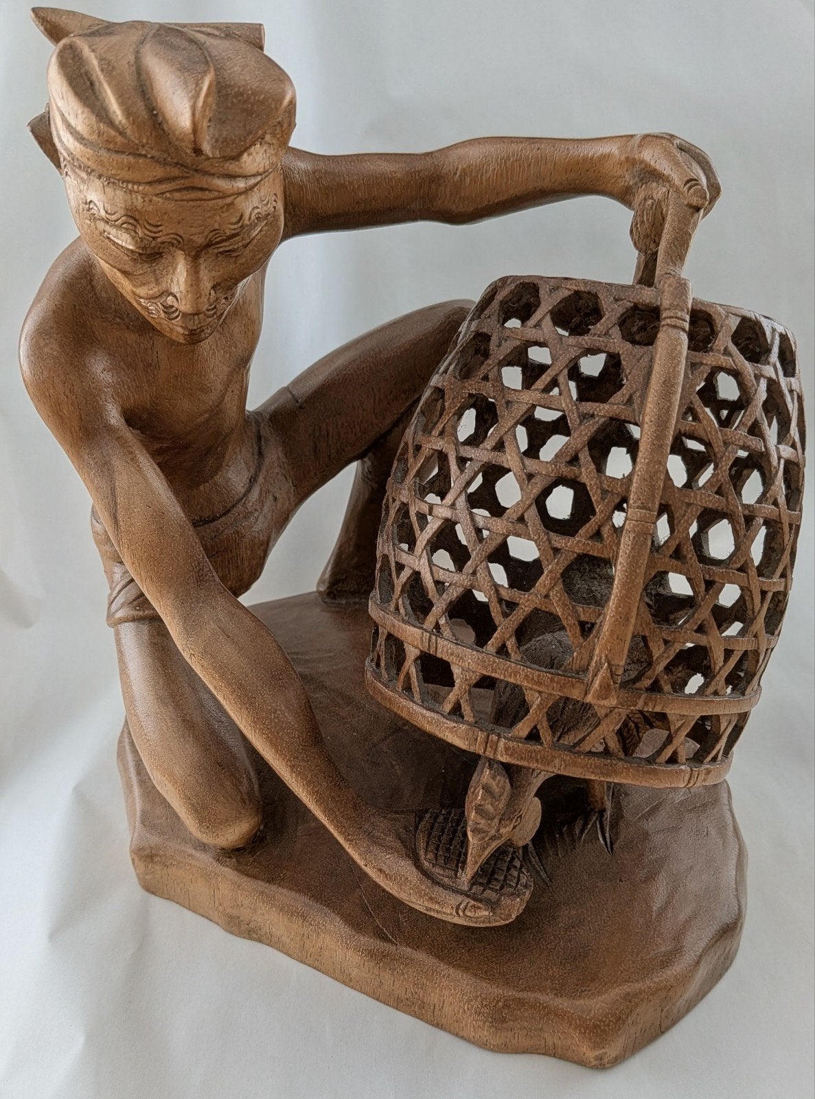 Houten beeld Javaanse man met mand en haan, Antiek en Kunst, Ophalen of Verzenden