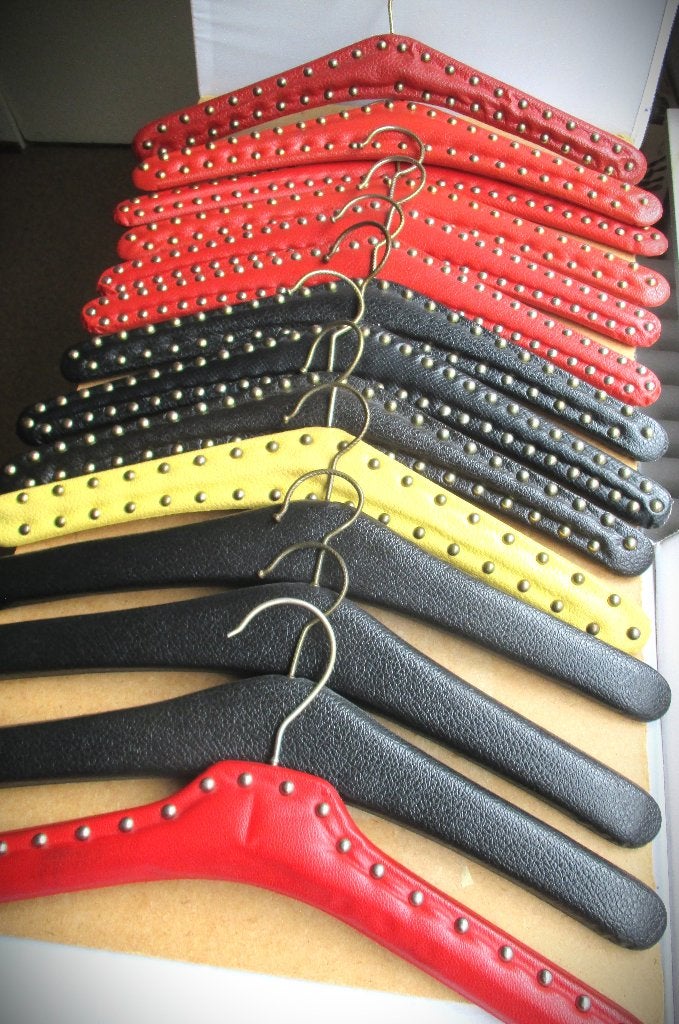Kleerhangers~Kledinghangers jrn 60~Kunstleer en studs, Ophalen of Verzenden, Gebruikt, Overige materialen, Kinderen en Volwassenen