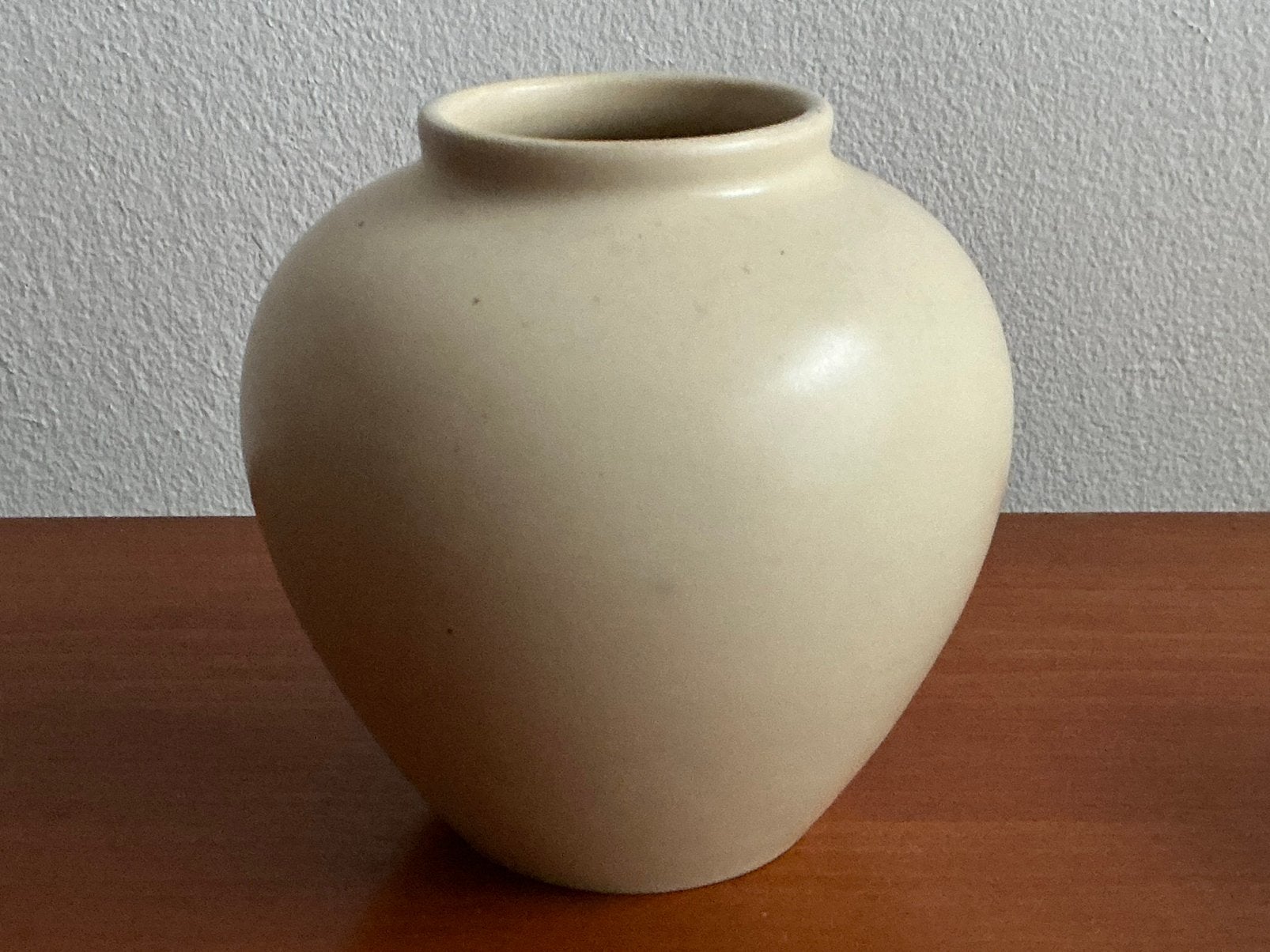 ADCO: beige vaasje 1025 10,5 cm periode uitvoering voor WOII, Ophalen of Verzenden, Zo goed als nieuw, Beige