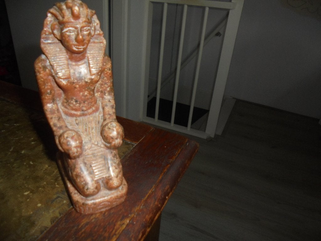 egyptische beeld knielende horemheb aswan graniet, Antiek en Kunst, Ophalen of Verzenden