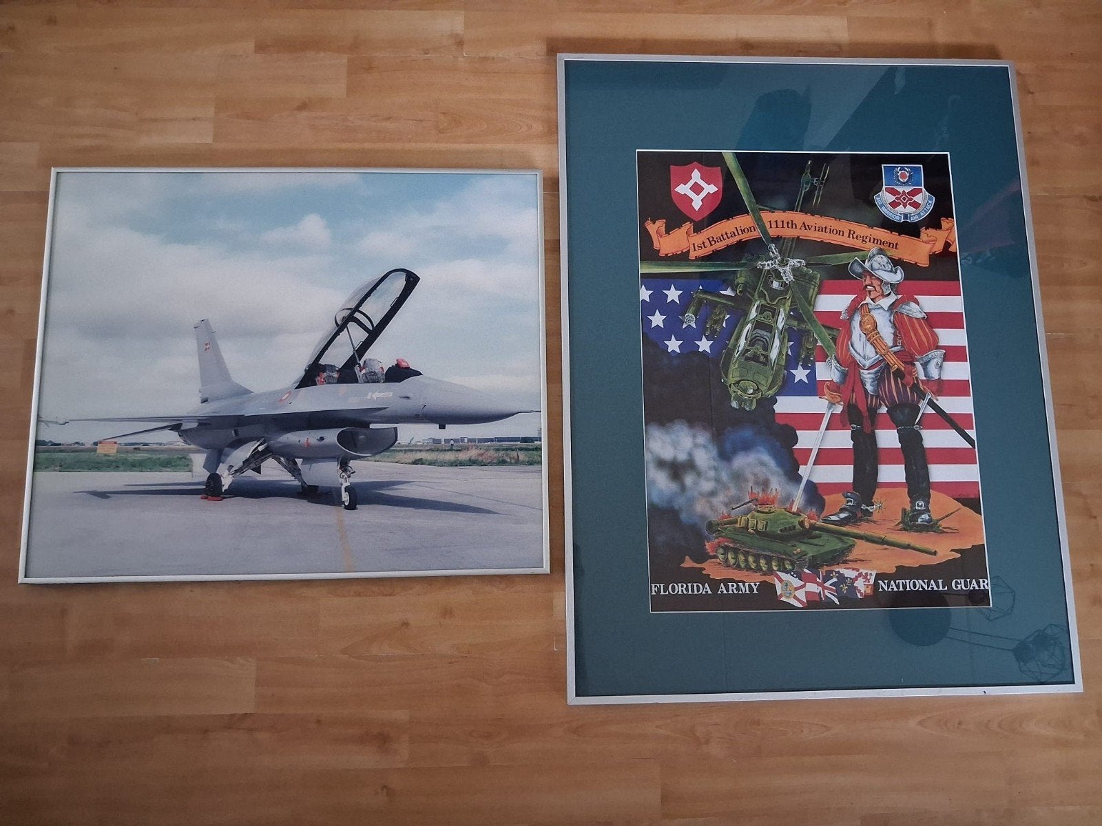 2 Mooie grote gave vliegtuig posters ingelijst, Ophalen, Zo goed als nieuw, 50 tot 75 cm, Foto of Poster