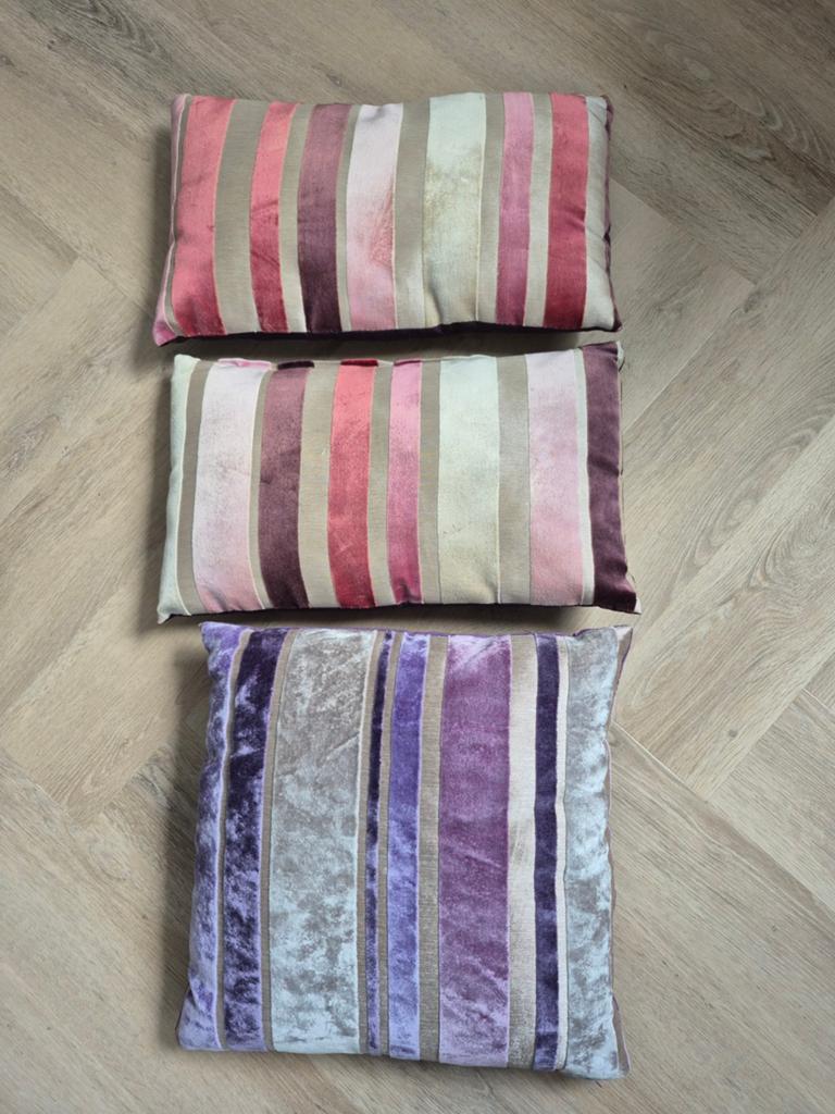 3 kussens: 2x 50x30, 1x 40x40 - Gebruikt, Ophalen of Verzenden, Gebruikt, Overige kleuren, Rechthoekig