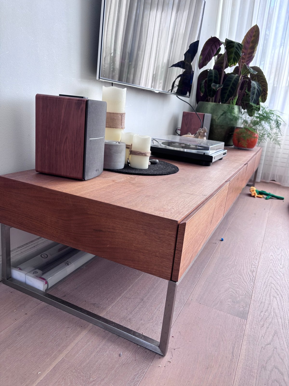 TV-meubel/dressoir kersen houtfineer - rvs onderst, Gebruikt, Ophalen of Verzenden, 200 cm of meer, Overige houtsoorten