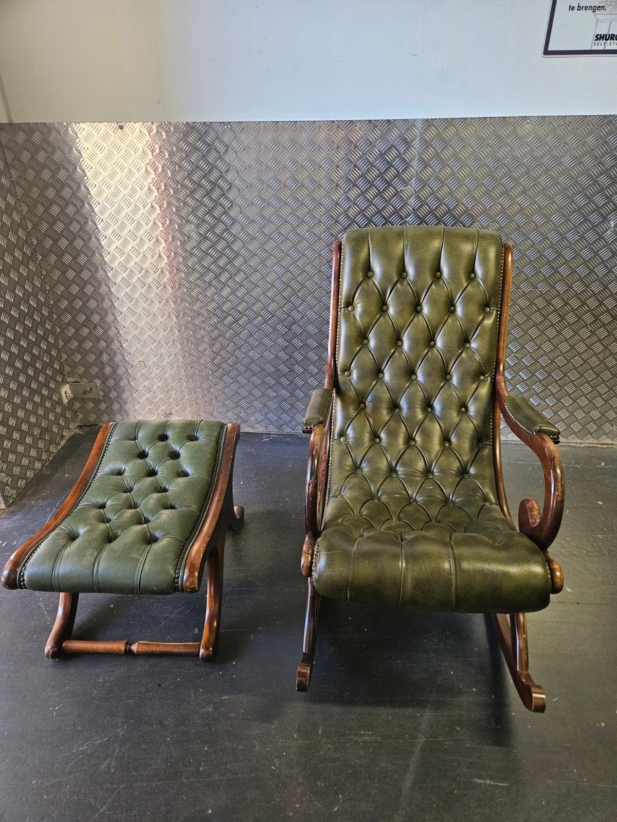 Chesterfield Schommelstoel met Voetenbank - Groen Leer, Antiek en Kunst, Ophalen