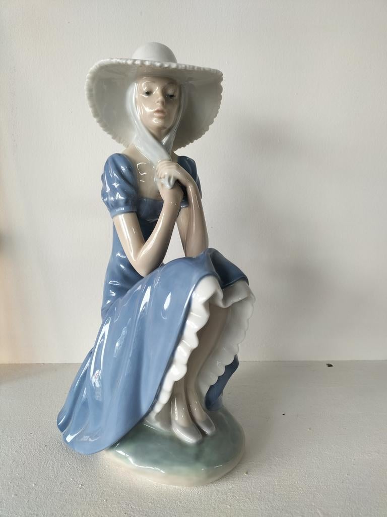 Vintage  porseleinen beeldje dame met hoed lladro nao, Ophalen of Verzenden