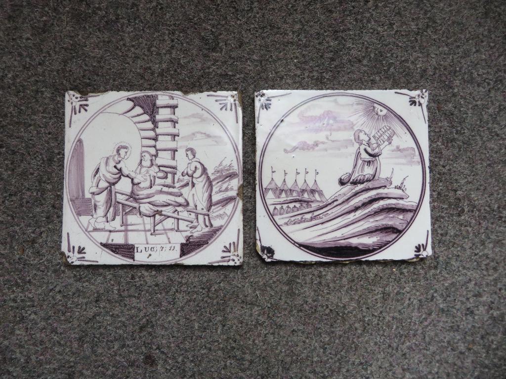 Set van 2 antieke Delfts aardewerk bijbel tegels, paars, Antiek en Kunst, Ophalen of Verzenden