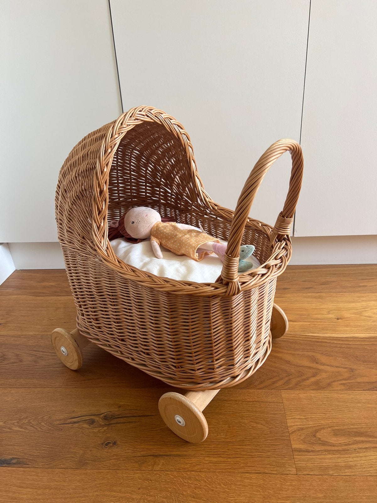 Leuke rotan poppenwagen, Kinderen en Baby's, Speelgoed | Poppen, Ophalen, Zo goed als nieuw, Babypop