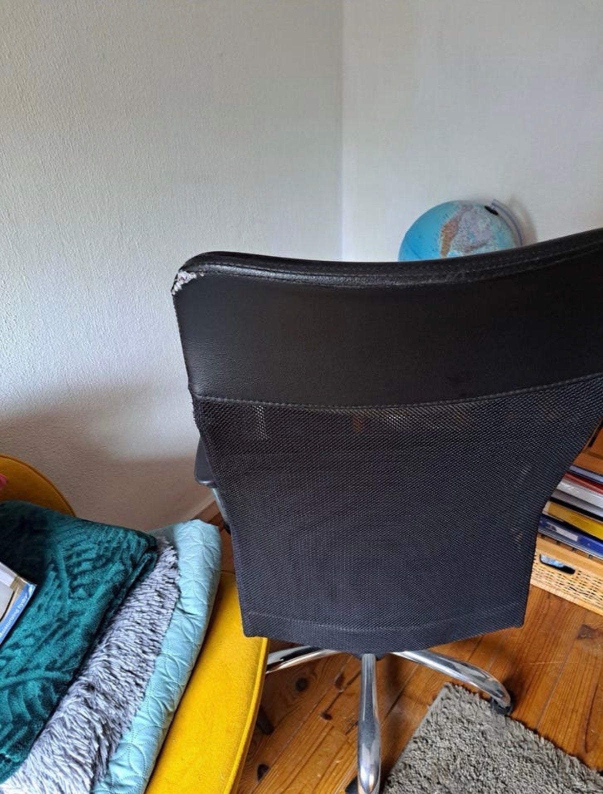 Foto 2 van Zwarte bureaustoel met lichte beschadiging