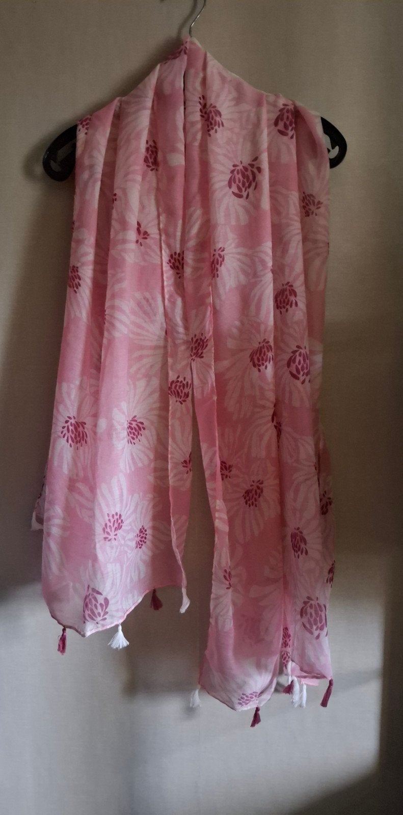 Roze sjaal met bloemenprint en kwastjes, Maat 38/40 (M), Nieuw, Ophalen of Verzenden, Onbekend
