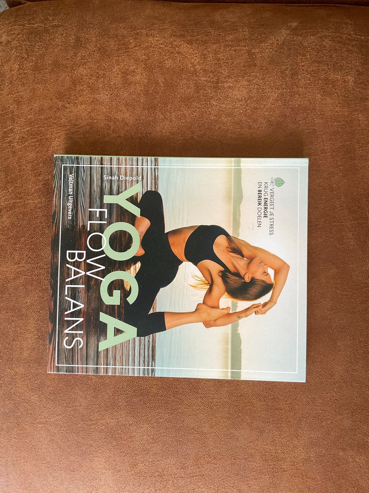 Yoga Flow Balans: Stress verminderen en energie opdoen, Ophalen of Verzenden, Zo goed als nieuw, Gezondheid en Conditie