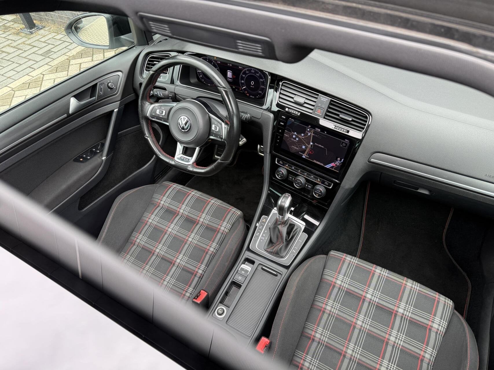 Volkswagen Golf 2.0 TSI GTI Performance|ACC|Milltek|Pano, Stof, Gebruikt, 4 cilinders, Wit