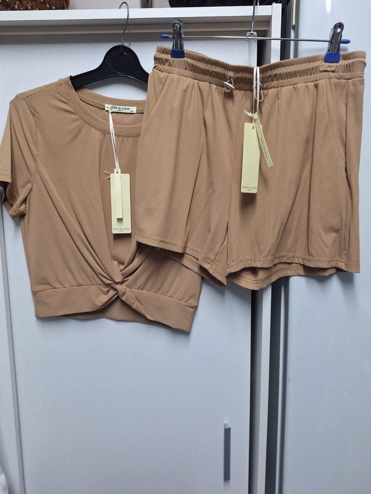 Set korte broek en top  beige, Kleding | Dames, Overige Dameskleding, Ophalen of Verzenden, Nieuw