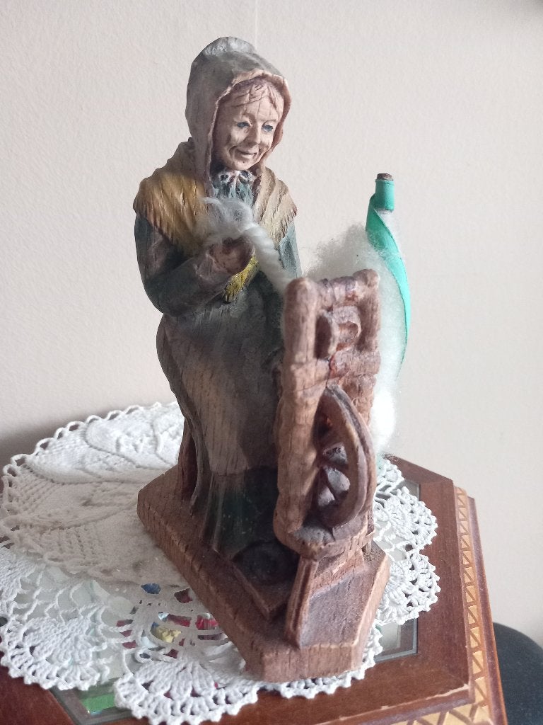 Vintage beeldje van een dame met een spinnewiel, Ophalen of Verzenden, Zo goed als nieuw, Mens