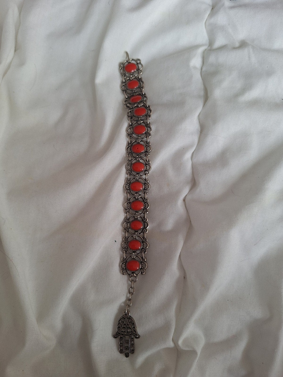 Zilverkleurige Armband met Rode Stenen en Hamsa Hand, Overige materialen, Ophalen of Verzenden, Zo goed als nieuw, Met bedels of kralen